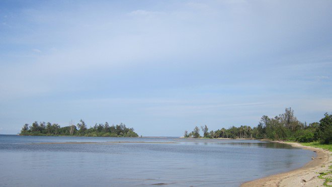 Bãi tắm với nước biển trong vắt trải dài, nhìn phía xa xa là Hòn Một. Bãi tắm với nước biển trong vắt trải dài, nhìn phía xa xa là Hòn Một.